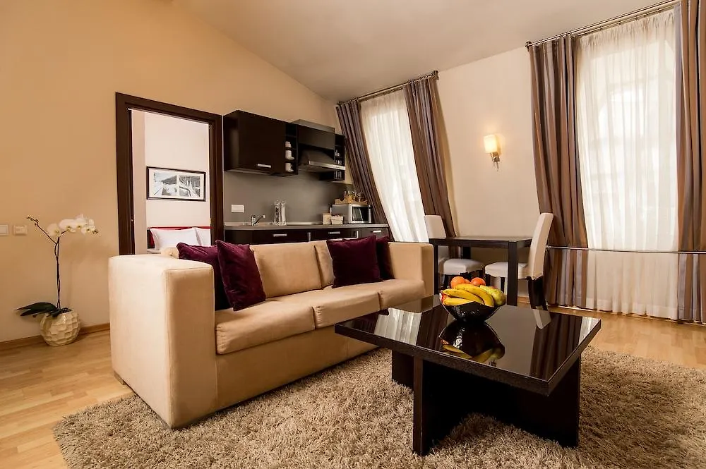 Senator Victory Square Aparthotel Κίεβο