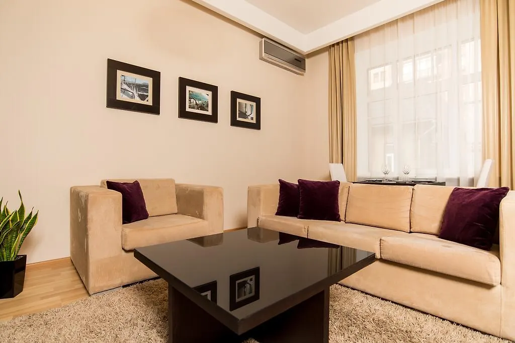Senator Victory Square Aparthotel Κίεβο
